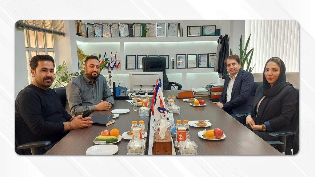 جلسه‌ای در فروردین ماه با حضور مدیر عامل محترم شرکت روان گداز پردیس، مدیر کارخانه، مدیر بازرگانی و نمایندگان رسمی در استان های مختلف کشور در دفتر مرکزی