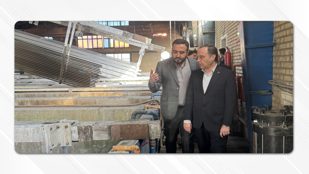 بازدید مدیر امور شعب بانک ملت استان مرکزی از خط تولید شرکت روان گداز پردیس